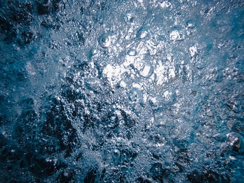 青い水面に立ち上がる気泡のテクスチャー背景