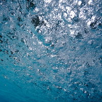 水面のぼこぼこした気泡とテクスチャーの写真