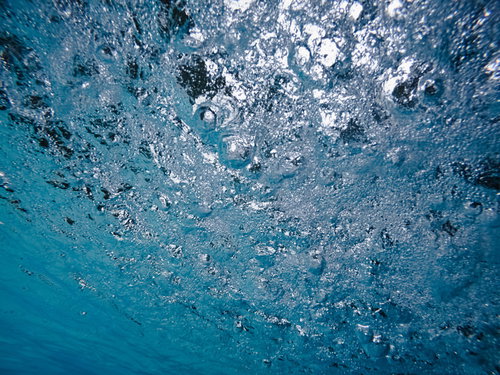 水面のぼこぼこした気泡とテクスチャー