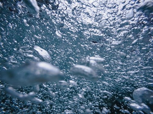 水中で沸き立つ無数の気泡のテクスチャー