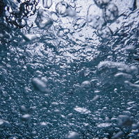 水中に沸く無数の気泡のテクスチャーの写真
