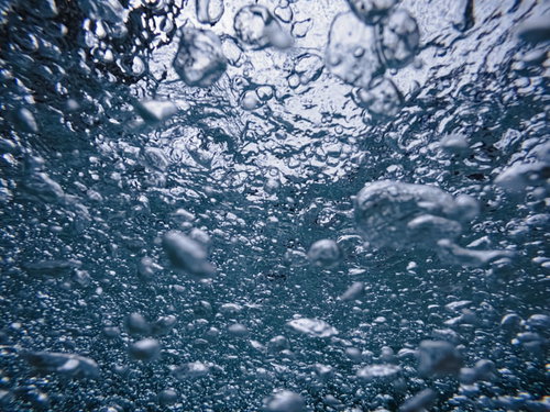 水中に沸く無数の気泡のテクスチャー