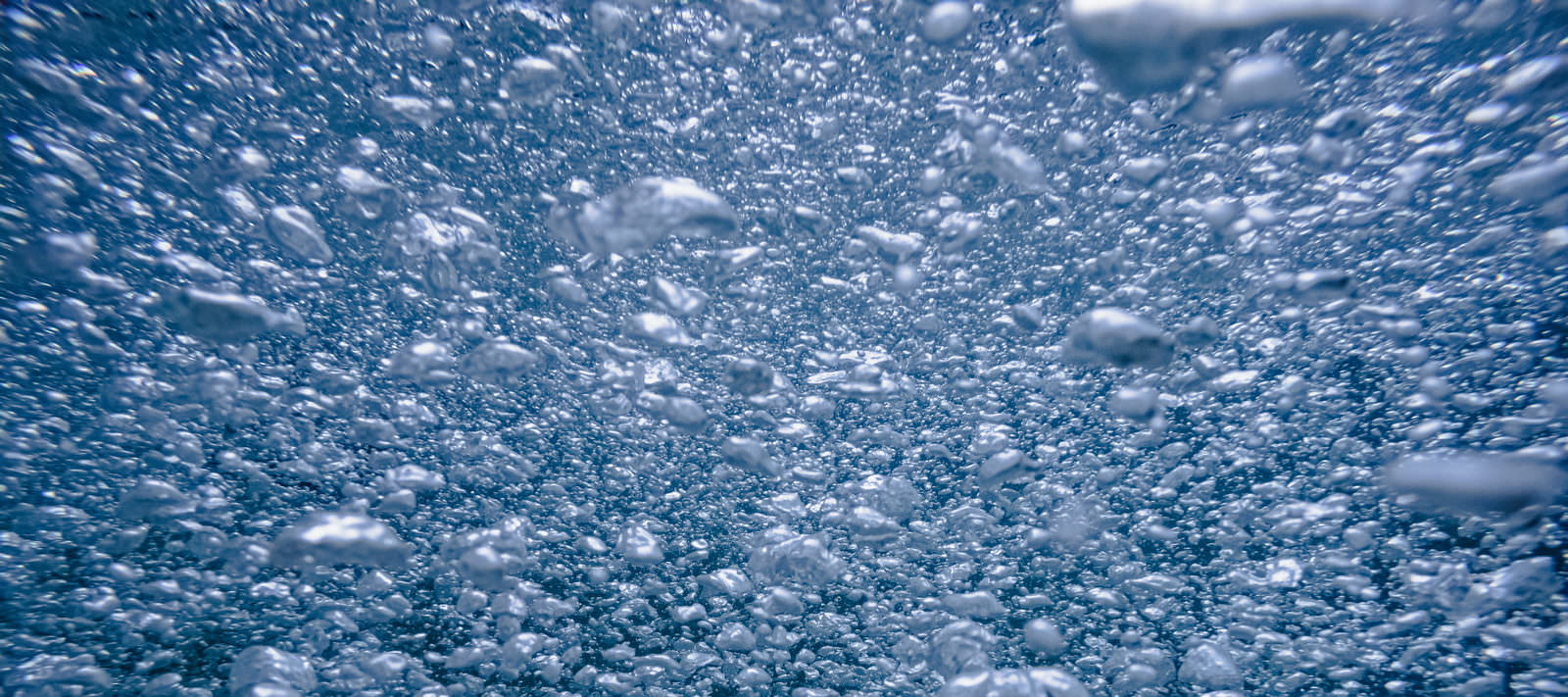 青い水中に無数の細かい気泡が浮かんでいるテクスチャー