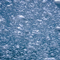 青い水中を埋め尽くす気泡のテクスチャーの写真