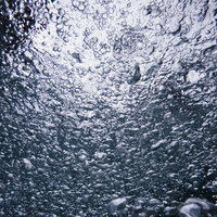 沸き立つ気泡の嵐～水中で白く輝く無数の泡の写真