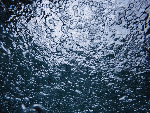 水中の一面に広がる気泡のテクスチャー