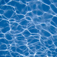 プールの水中に広がる太陽光の屈折による光の斑模様の写真