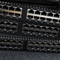 多数のLANポートが並ぶ黒色のネットワークスイッチ機器の重ね置きの写真