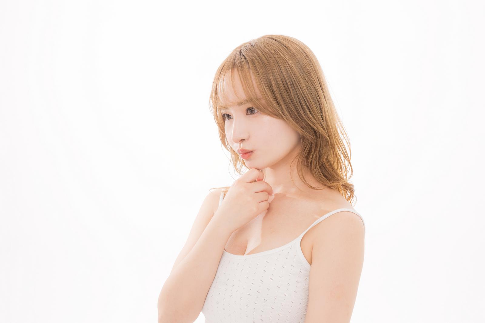 白いキャミソール姿で考えながら上を見つめる女性の顔とショルダー［モデル：yuria］