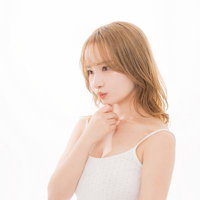 スキンケアについて考える美容女子のポートレートの写真