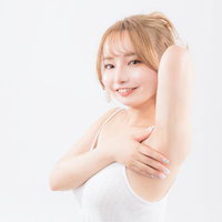 丁寧な脇ケアで透明感と清潔感を引き出す女性の写真