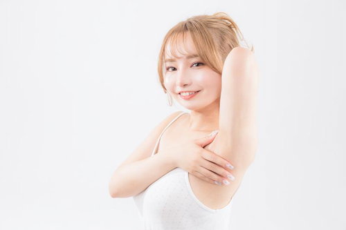 丁寧な脇ケアで透明感と清潔感を引き出す女性