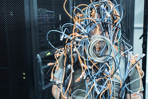 ぐちゃぐちゃに絡まるLANケーブルの通信障害