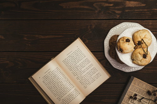 テーブルに置かれた洋書とクッキーでティータイム