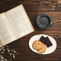 喫茶店での休憩中、木製テーブルに置かれたコーヒーとクッキーの写真