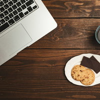 コワーキング中のおやつタイムとコーヒー、ノートパソコンでのリモートワークの写真