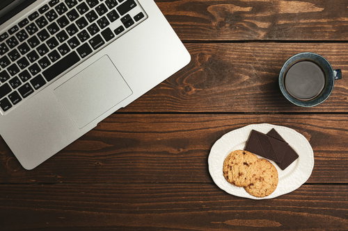 コワーキング中のおやつタイムとコーヒー、ノートパソコンでのリモートワーク