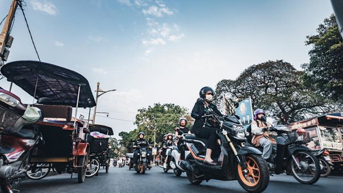 東南アジアの交通渋滞でヘルメットを着用してバイクに乗る人々
