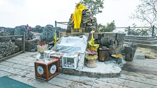 プレアヴィヒア寺院の石積み慰霊碑に黄色い布と線香を供える祭壇