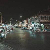 カンボジアの夜の街並みとバイク（シェムリアップ）の写真