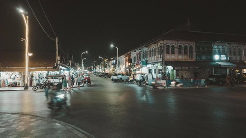 カンボジアの夜の街並みとバイク（シェムリアップ）