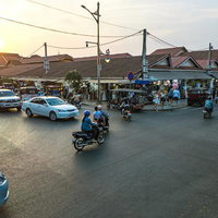 カンボジア・シェムリアップの交差点を行き交うバイクと車の写真