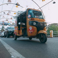 東南アジアの三輪自動車トゥクトゥクが走る街の橋の写真