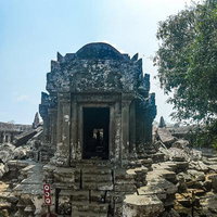 プレアヴィヒア寺院の中央祠堂と崩れた石材が散らばる遺跡全景の写真