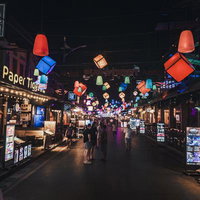 カンボジア風の深夜マーケットで賑わう屋内商店街の写真