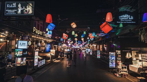 カンボジア風の深夜マーケットで賑わう屋内商店街