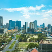 プノンペンの高層ビル群と中央公園を俯瞰した都市景観の写真