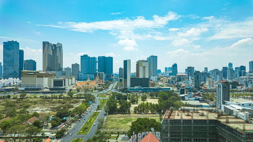プノンペンの高層ビル群と中央公園を俯瞰した都市景観