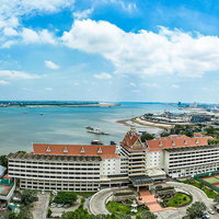 カンボジア・プノンペンの高層ビル群と港湾エリアの写真