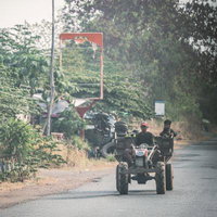 カンボジアの国道沿いに電線が張り巡らされた地方都市の街道の写真