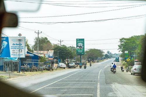 カンボジアの国道沿いに電線が張り巡らされた地方都市の街道