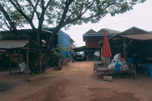 カンボジア風の農村集落と赤土道路