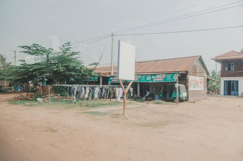 東南アジア郊外エリアの生活道路と洗濯物が干される庶民的街並み