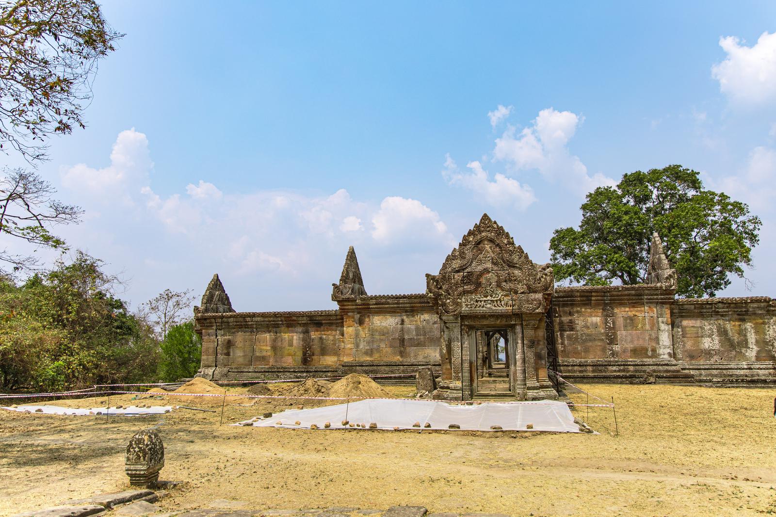 石造りの階段がある古代カンボジアのプレアヴィヒア寺院