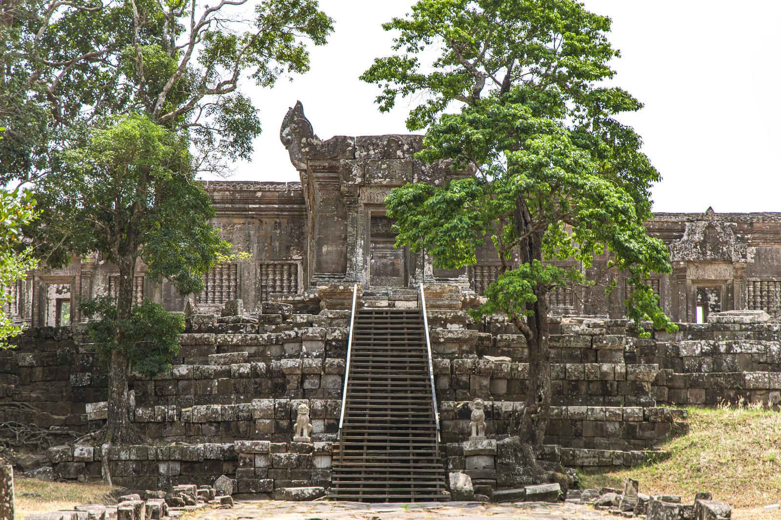 石畳の参道と階段が続くカンボジアのプレアヴィヒア寺院