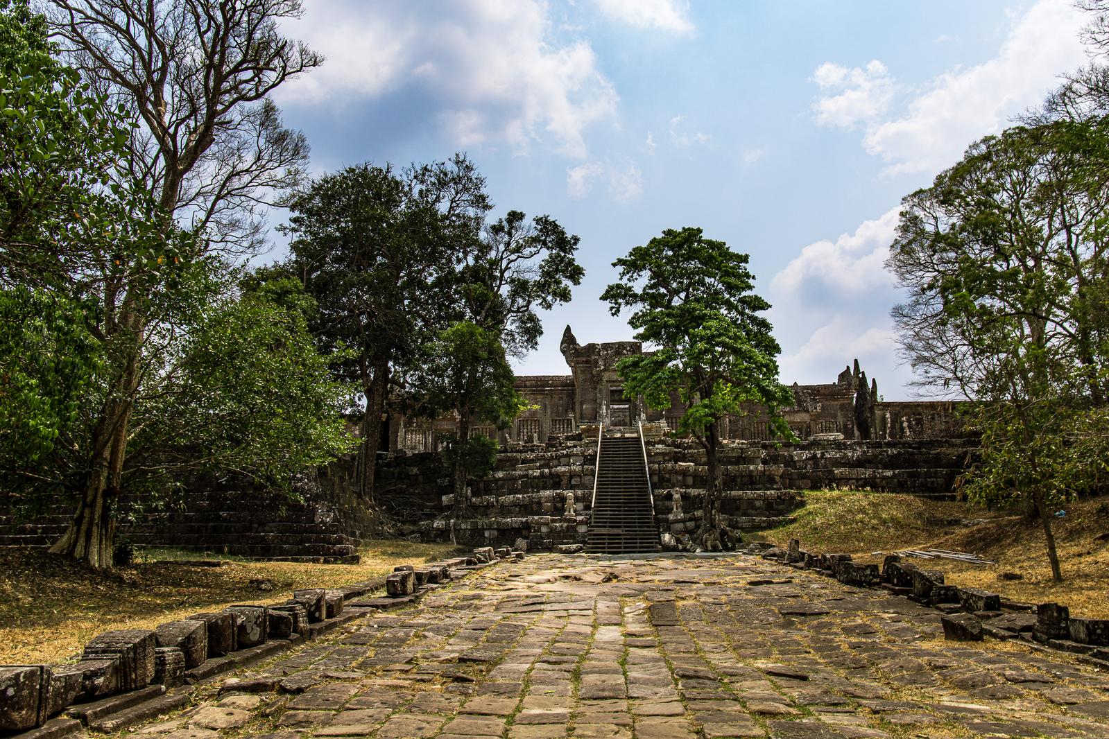 石畳の中庭と列柱回廊があるカンボジアの古代遺跡プレアヴィヒア寺院
