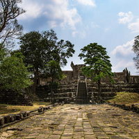 カンボジアのプレアヴィヒア寺院の石畳参道と階段の写真