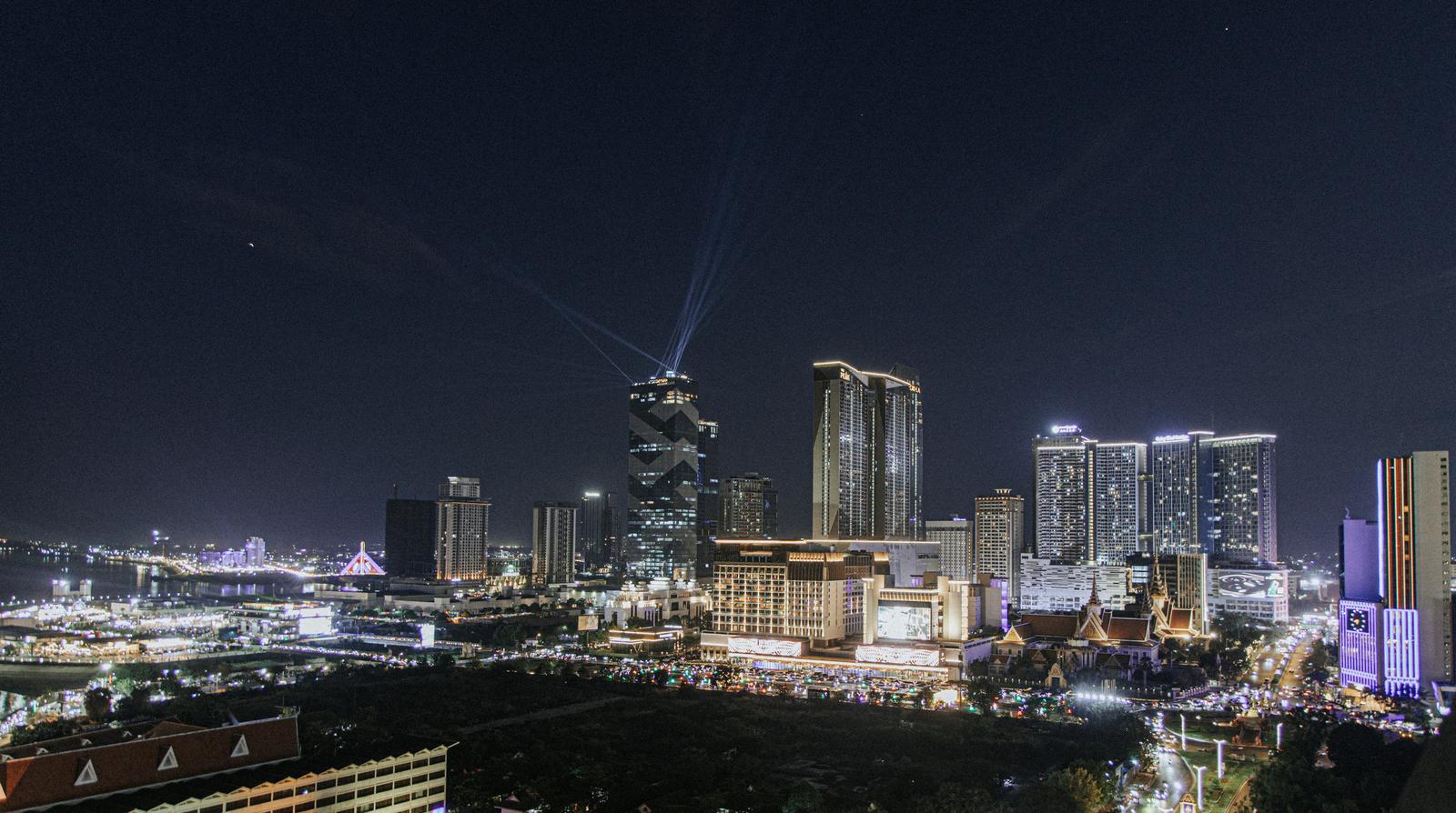 カンボジア・プノンペンの夜景、ライトアップされた高層ビル群と星空