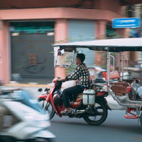 プノンペンの街をトゥクトゥクで移動の写真