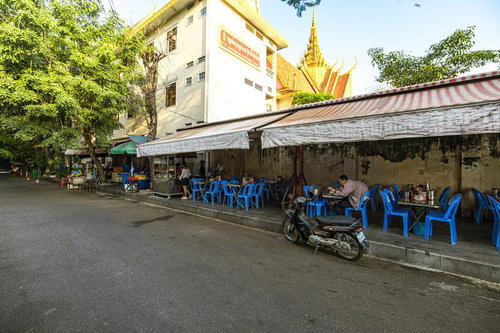 カンボジアの路上食堂で食事する人々