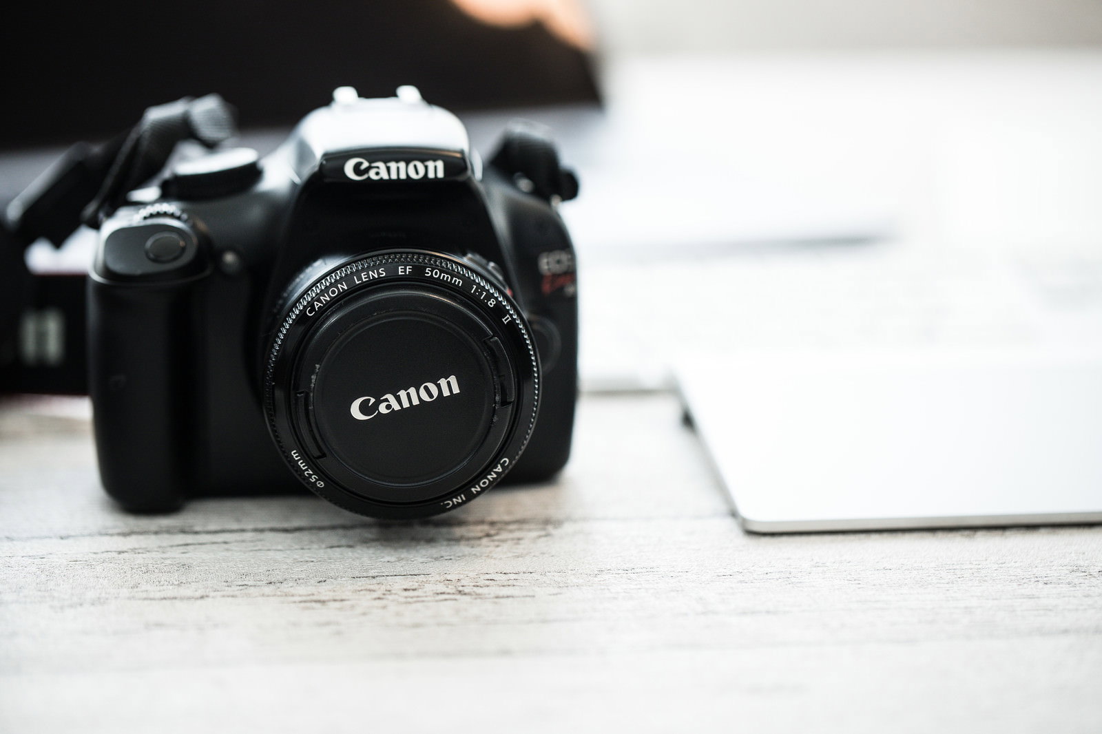 テーブルの上に置かれたCanon EOS一眼レフカメラ