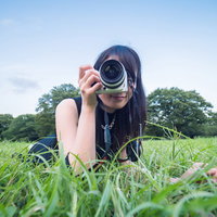 ローアングルから望遠レンズで狙う女子カメラマンの写真