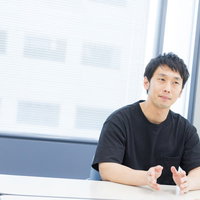 会議室で対談する男性のろくろ回しの写真