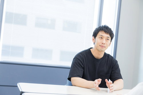 会議室で対談する男性のろくろ回し