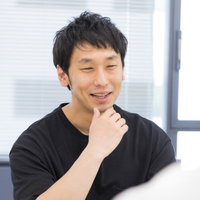 「あれは若気の至りですね（笑）」と照れるIT社長の写真