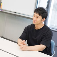 得意気にビジネスモデルを語るIT社長の男性の写真